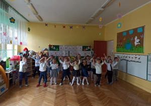 Bratki wykonują układ taneczny